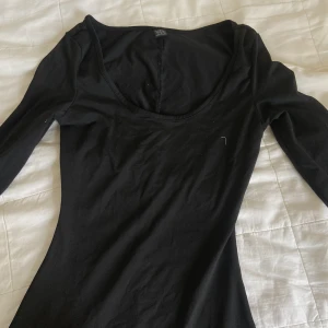 Långärmad playsuit  - Perfekt som body under byxor eller för sig självt som outfit! 