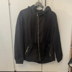 Bomberjacka  - Det liknar en bomberjacka men är lite tunnare och har en luva. Supersnygg märke på armen. Aldrig använd!