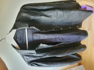 Tunn skinnjacka - Skinnjacka med poffiga armar