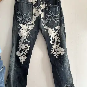 Artful lodgy jeans från deras 2000s kollektion! Bra skick inga synliga håll eller märken!  Midja: 32
