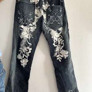 Vintage y2k jeans med tryck - Artful lodgy jeans från deras 2000s kollektion! Bra skick inga synliga håll eller märken!  Midja: 32