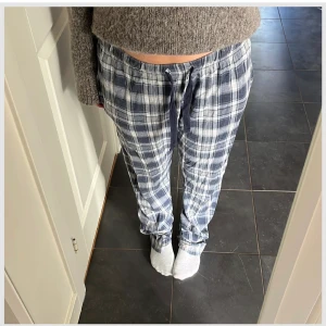 Pyjamasbyxor - Pyjamasbyxor som jag säljer för minst 250kr annars behåller jag dom!🤍 herrstorlek men passa dam, jättesköna! Storleken är M men eftersom jag tvättat dom några gånger har dom krymt lite