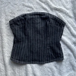 Korsett - En bleksvart randig korsett top av denim🤍 Aldrig använd. Sista bild från hemsida. (Köparen står för frakten) 