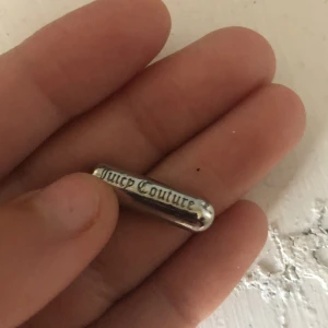 Juicy - En sak till snöret på juicy byxorna båda mina åkte av och hittade bara en av dom så någon som vill köpa🤙🏻❤️