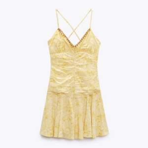 Jättesöt slutsåld klänning från zara som jag köpte för ett tag sedan men aldrig använt, tillochmed prislappen kvar💛💛💛 Nypris 399 säljer för 299☀️