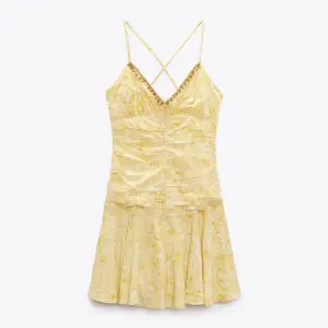 Jättesöt slutsåld klänning från zara som jag köpte för ett tag sedan men aldrig använt, tillochmed prislappen kvar💛💛💛 Nypris 399 säljer för 299☀️