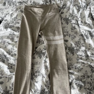 Stronger tights XS - Säljer nu mina knappt använda träningstights från stronger då de inte kommer till någon användning. Dom är i ny skick och har en jätte fin beige färg. Väldigt bekväma🫶🏼mid rise 