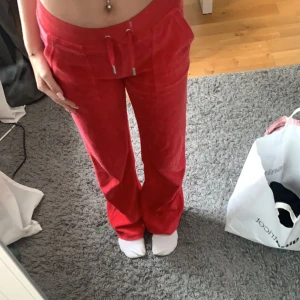 Röda juicy byxor - Röda juicy byxor som aldrig kommer till användning💕lite sönder på snöret (se bild 2)  strl xxs! Köparen står för frakten!💕 ⚠️ tryck ej på köp nu!!⚠️