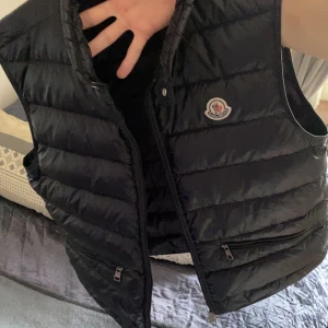 Moncler väst - Säljer min moncler väst i strl 2 alltså som en liten medium eller stor small. Tags finns.