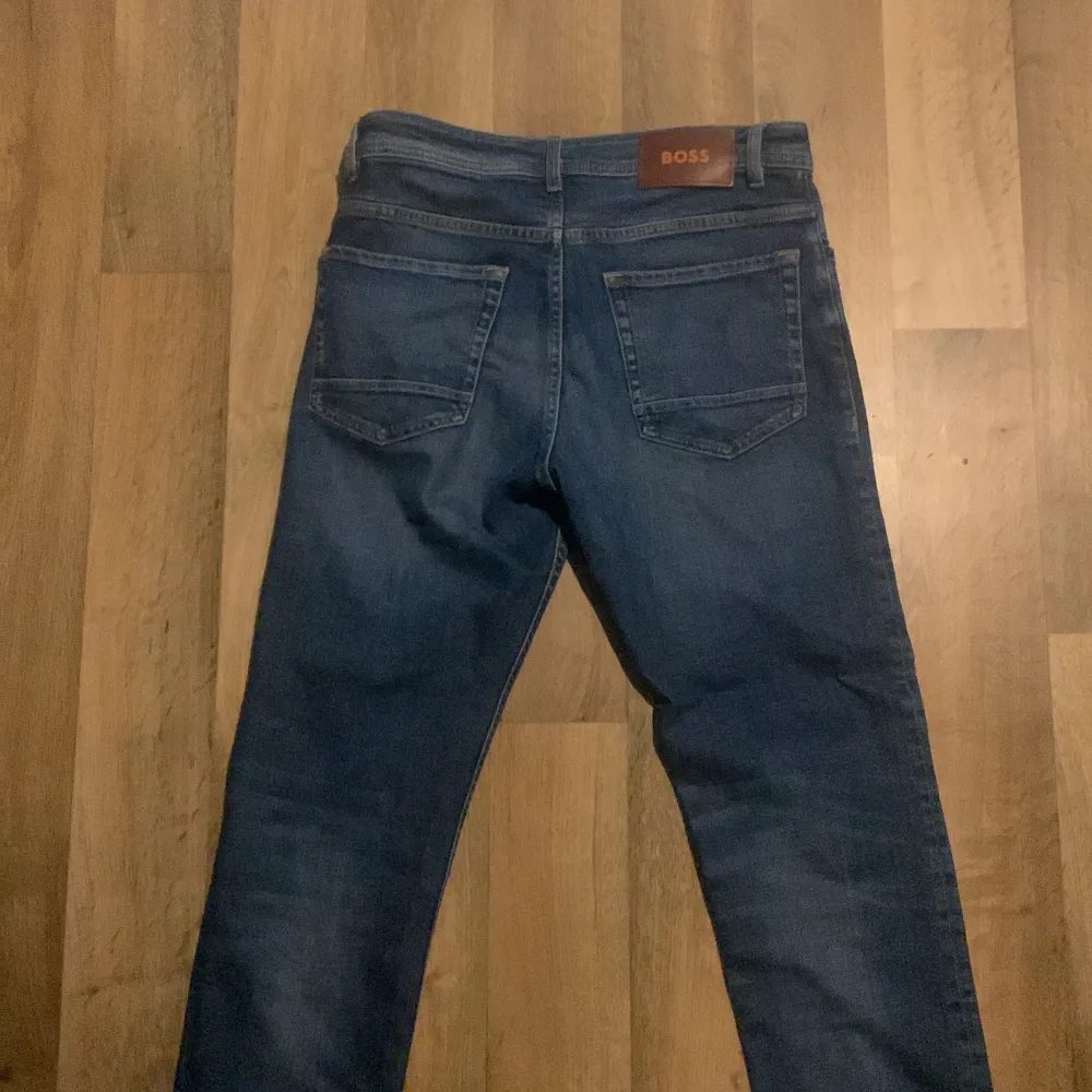Säljer fina oanvända Hugo boss jeans inte använda för dom är för små ligger bara i gadroben.. Jeans & Byxor.