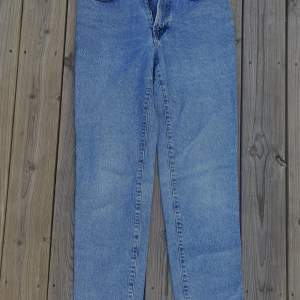 Skitcoola Dobber jeans. Skulle tippa på 36/38 i storlek. Jag är 38 och kan ha dom!🌸 kom med prisförslag!