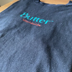 Buttergoods T-shirt - Normal passform. Använd men i bra skick, ej urtvättad.   8/10 