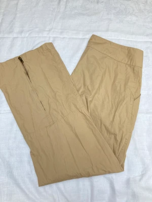 Beiga puma byxor - Beiga puma byxor! Har dragkedjor längst ner på benen. I gott skick!