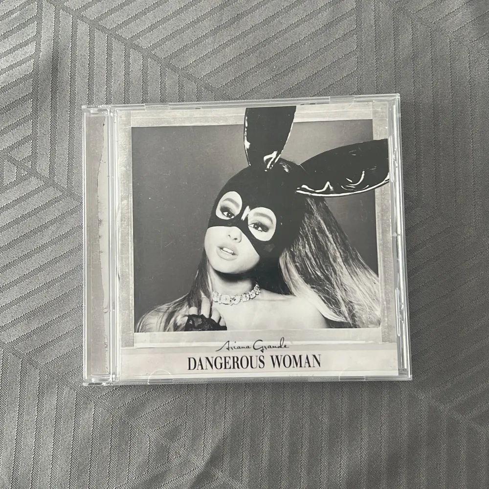 Säljer en Ariana Grandes Dangerous Woman cd, inte så mycket använd. Säljer den för 80kr plus frakt! . Accessoarer.