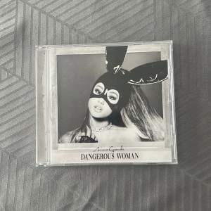 Säljer en Ariana Grandes Dangerous Woman cd, inte så mycket använd. Säljer den för 80kr plus frakt! 