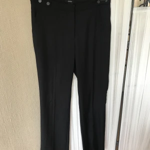 Svarta kostymbyxor - Svarta fina kostymbyxor, ser dyra ut. Använda en gång. Hämtas i Huddinge. 