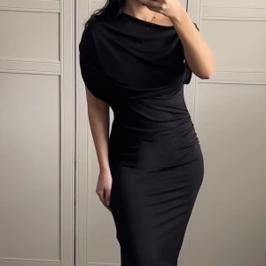  ZARA  - Helt ny klänning från zara med tag på.  Storlek S  Pris 350kr