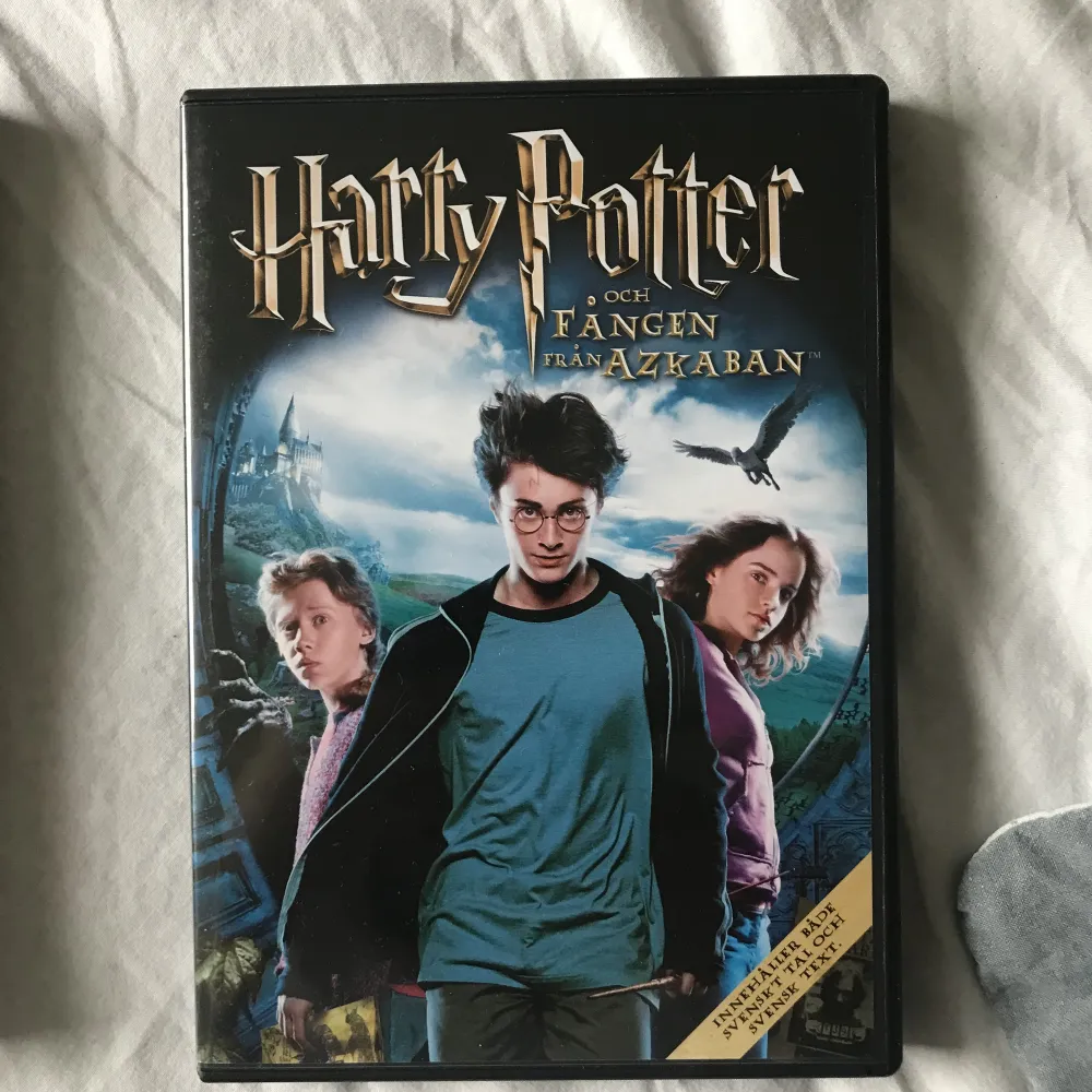 Filmen ”Harry Potter och fången från Azkaban” på DVD. Det är den tredje filmen i serien. Mycket bra skick på både själva skivan och fodralet.. Övrigt.
