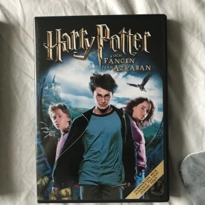 ”Harry Potter #3” DVD - Filmen ”Harry Potter och fången från Azkaban” på DVD. Det är den tredje filmen i serien. Mycket bra skick på både själva skivan och fodralet.