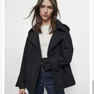 Massimo dutti trench coat  - Den är mer mörkblå än svart, använd i höstas 