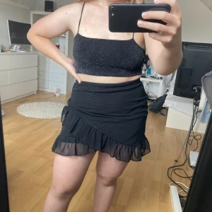 Kjol - Svart kjol från NellyTrend i storlek S. Underkjol med meshtyg över. Stretchig så sitter bekvämt utan att åka ner. Endast använd en gång så är i väldigt fint skick!