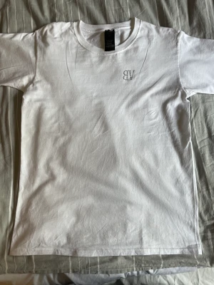 Bvaldi rhinestone t-shirt  - Bvaldi t-shirt, tryck fram och bak. Knappt använd!
