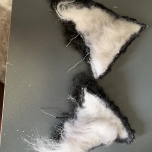 Öron till cosplay  - Har använd dem några gånger och dem ör gjorda av mig du kan även böja dem, du kan limma eller bara sätta fast dem med ståltråden på ett diadem med. Frakten betalar köparen