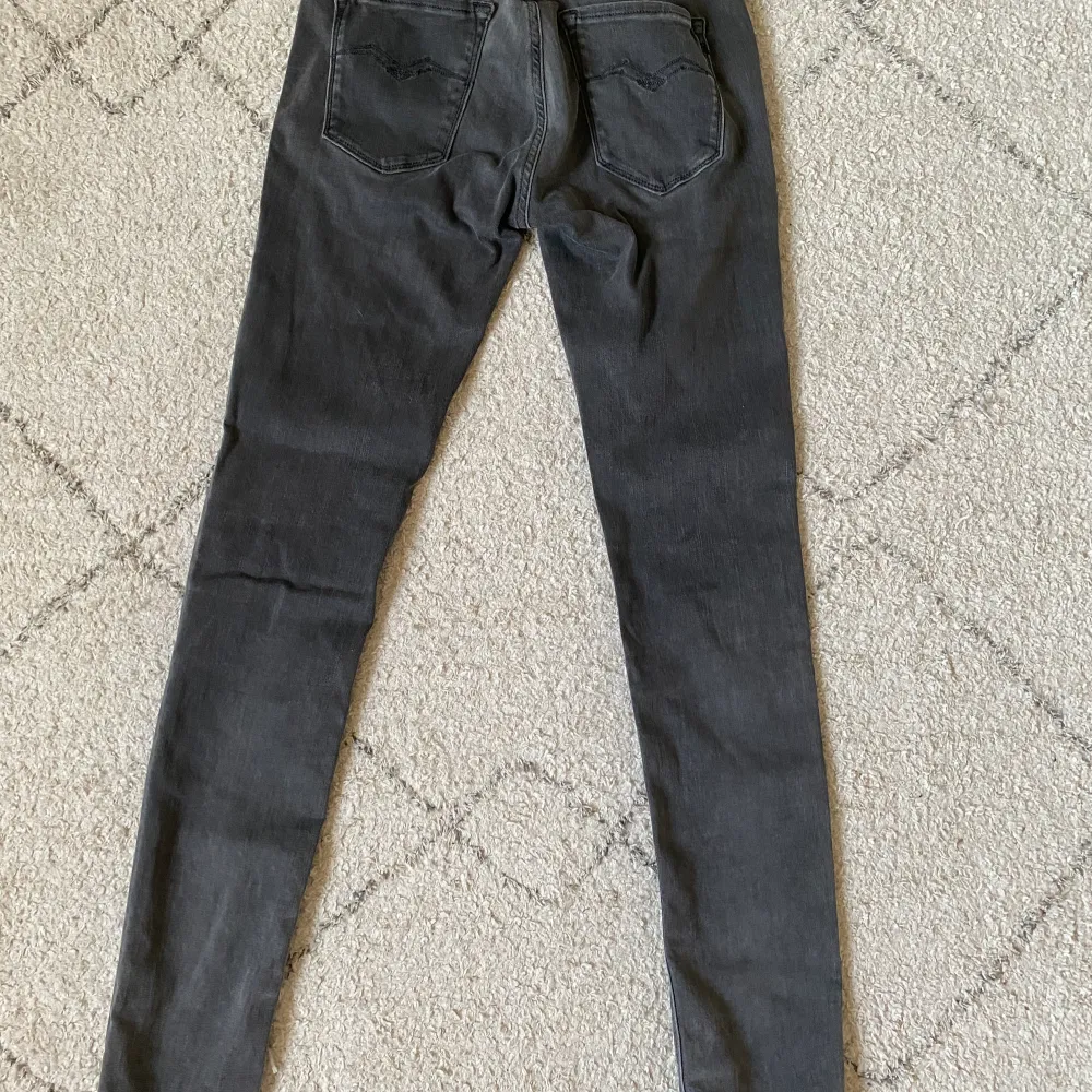 Precis som nya, har aldrig haft på mig dem. Jag är 175 cm och dessa jeansen är långa på mig. Om ni är intresserad dm mig gärna 💞. Jeans & Byxor.