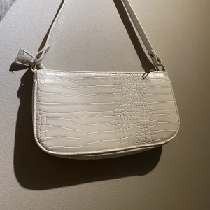 Axel väska  - Väska köpt på shein  Använda fåtal gånger men är i nytt sick 