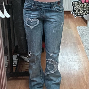 hjärt jeans - midjemått 84 cm (lite strech) innerbenmått 79 (jag har klippt dem) bootcut mått 24!! skitsnygga jeans med hjärtan broderat på, perfekt passform, köpte dem på plick men har tröttnat på dem, fråga om fler bilder om du vill, möts gärna kan även frakta!! 