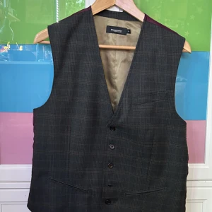 Väst  - Väst i storlek M från dressman. Den är vinröd på baksidan (se hörnet på andra bilden) 