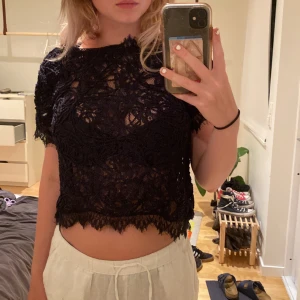 Svart spets topp - säljer denna jätte snygga toppen som jag brukade älska ❤️ den är i storlek S. säljer då den inte är min stil längre