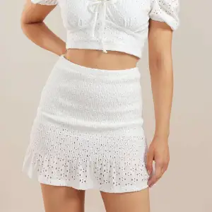 Oanvänd vit kjol från chiquelle, strl xs men passar s. Nypris 399