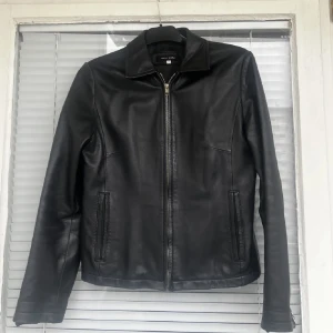 Cool läder jacka - Säljer nu min otroligt coola läderjacka då jag har växt ur den⚡️⚡️ Den är i svart läderimitation med dragkedjor vid ärmarna. Storlek 44 men skulle säga att den sitter mer som en xs/s, jag var ute efter en mer ”oversized” modell men den sitter ”lagom”.