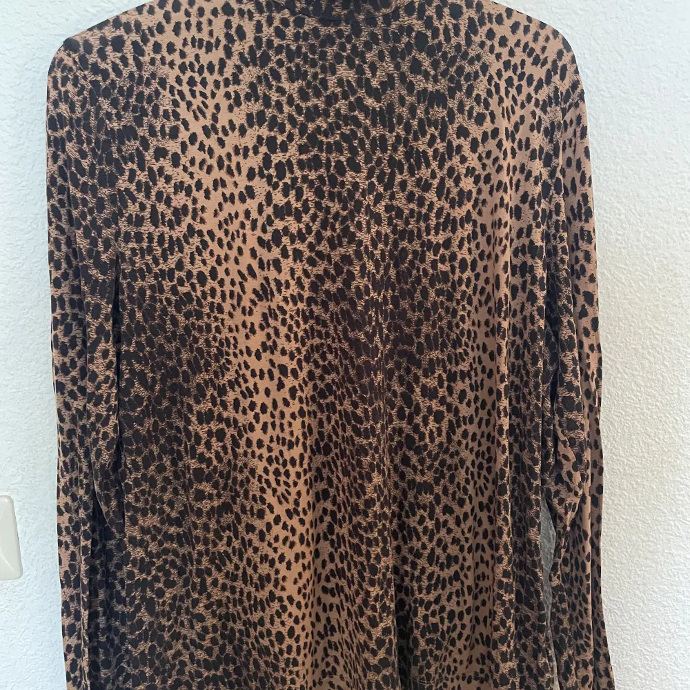Leopardsmönster turtleneck tröja . T-shirts.