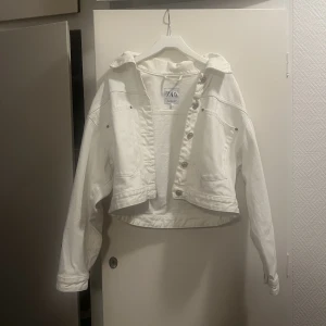Jeansjacka vit - En croppad jeans jacka som inte används på länge och även använts fåtal gånger! 🩷