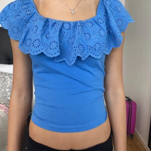 Blus - Säljer denna fina blus. Väldigt bra skick då den knappt är använd💗