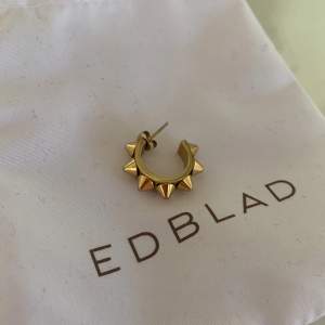 Säljer ETT peak gold Edblad örhänge för att jag har tappad bort mitt andra. Jätte populärt örhänge som är fint att kombinera med andra. Skriv om ni är intresserade <3