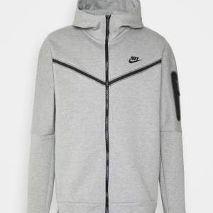 Nike tech fleece grå, nyskick, nästan helt oanvänd pris kan diskuteras. Nypris 1349kr 