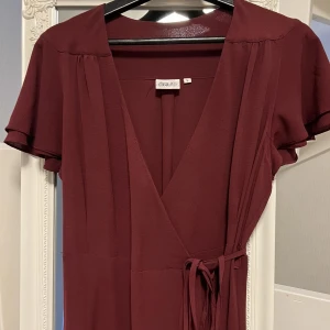 Klänning  - Vin röd klänning i storlek L. Är i väldigt bra skick och är knälång. Från Deabut. Säljer för 100kr och för en bättre bild hör av er 😭