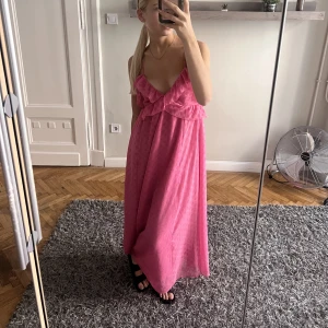 Rosa långklänning  - Super fin eftertraktad rosa långklänning från h&m  