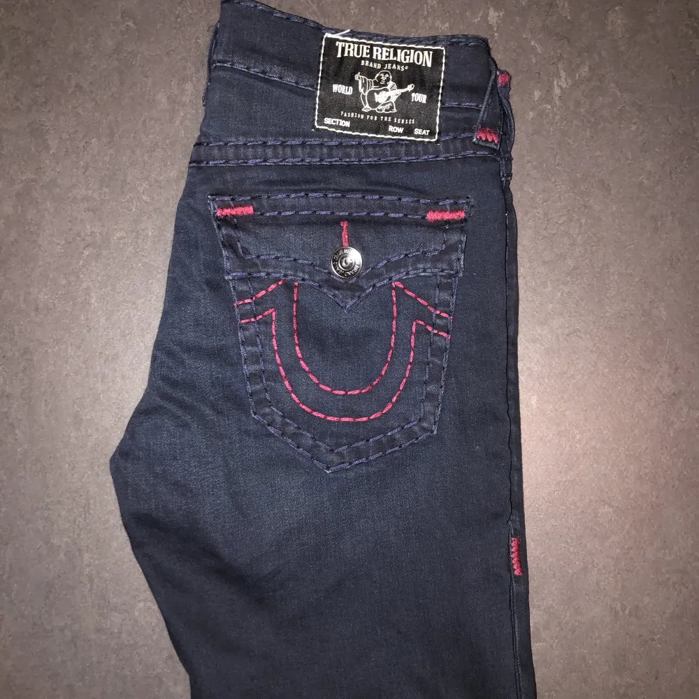 Marin blåa Ricky Super T Stitch True religion jeans 🧲💙 Dessa jeans har en unik röd fat stitch stil❤️ Storlek 32🫶🏼 Pris går att diskutera🕺✨. Jeans & Byxor.