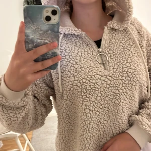 Fluffig mjukiströja med luva  - Den här har jag använt många gånger men tänker sälja den för den är till för lite kallare väder, och nu så börjar sommaren komma, den har både luva och är gosig 