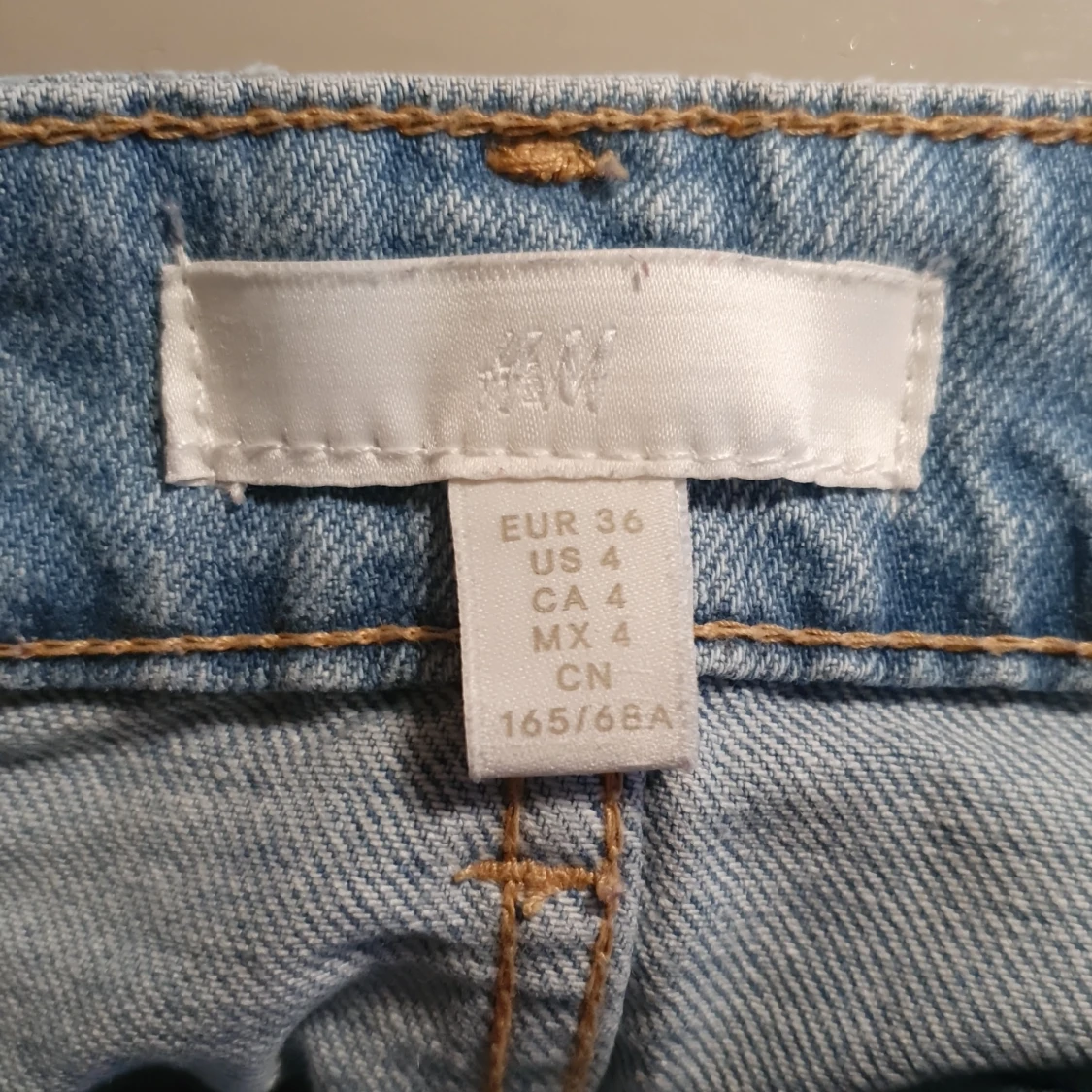 Jeans med snygg slitning - 91