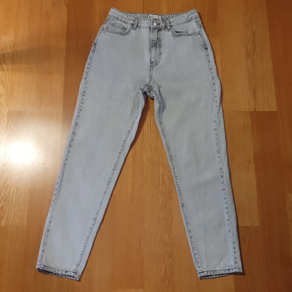 Ljusgrå jeans