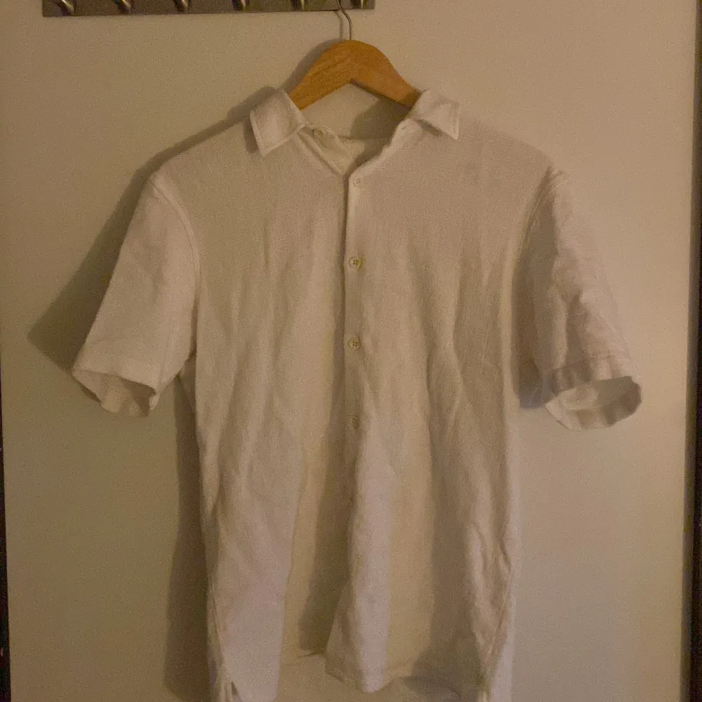 Vanlig ”linne” skjorta inte helt säker på vad materialet heter. Skjortor.