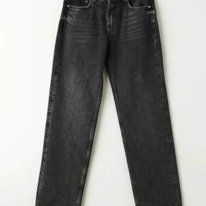 Helt nya låg midjade svarta straight jeans från Gina tricot. Säljer pga att de är stora. Nypris: 499kr