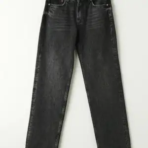 Helt nya låg midjade svarta straight jeans från Gina tricot. Säljer pga att de är stora. Nypris: 499kr