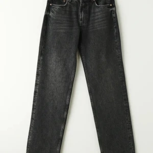 Low waist straightleg jeans  - Helt nya låg midjade svarta straight jeans från Gina tricot. Säljer pga att de är stora. Nypris: 499kr