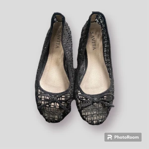 Coquette ballerinaskor - Ett par unika ballerinaskor som är svarta och glittriga! Använt skick, tvättas så gott det går innan de fraktas. Troligtvis en 39/39.5. 